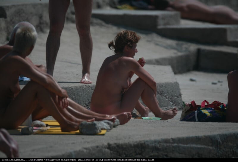 Nudist Rocky Family Angle gallery - Nudists value simplicity and openness