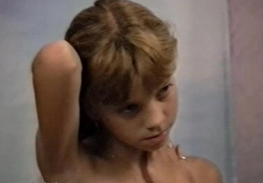 Naturistin: Julia Akt Dessous - Nudism means fewer complexes