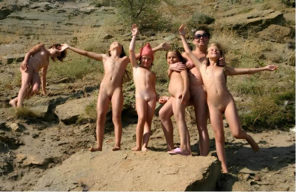 Nudism in a sunny day pics - Nudism brings joy to life