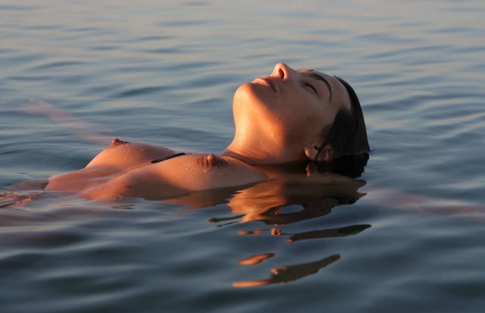Sunlight Water to the Night pics - Wearing less clothing is fashionable