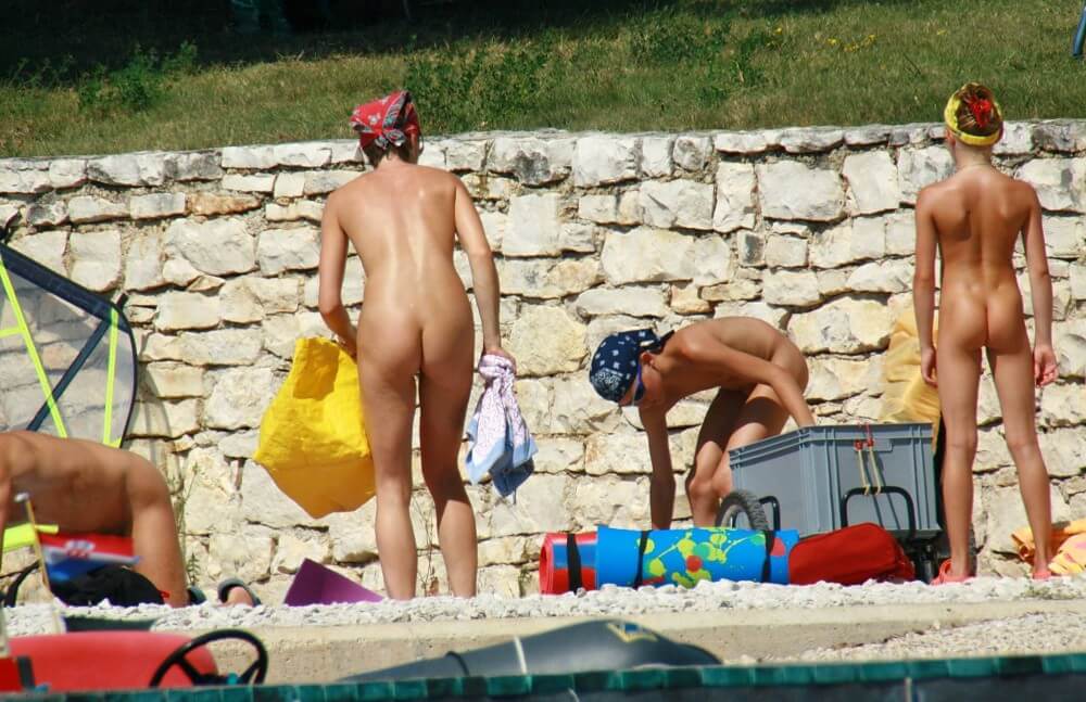 Sporty and Athletic Sands gallery - Simplicity is an important part of naturists lives