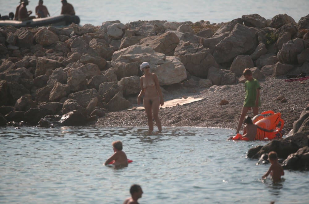 FKK cove pyramid in waters - Visit a nudist beach