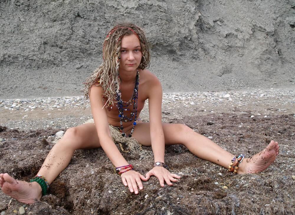 Naturists Rocky Stream Pixie Girls photos - The pursuit of naturalness and freedom