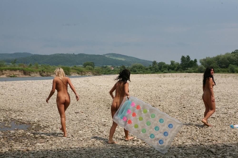 Naturist Park Floating On River photos - Naturist practices help us understand that the body is part of nature and its beauty