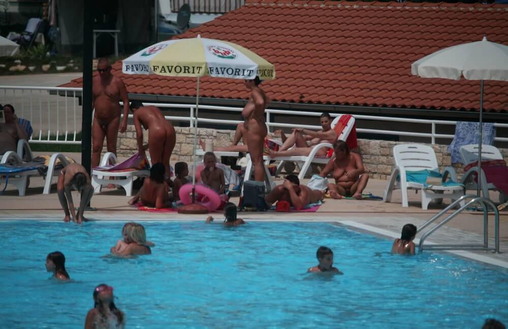 Naturist Pool Observation pics - Nudism helps improve health and boost self-confidence