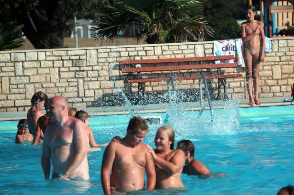 Naturist Pool Girls Profile pics - Beautiful family nudism