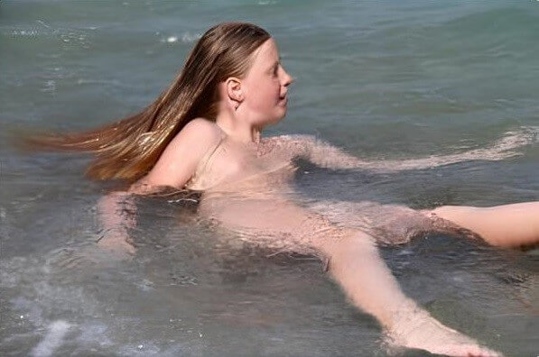 Turqoise Water Splash pics - Nudism and naturism value harmony and balance