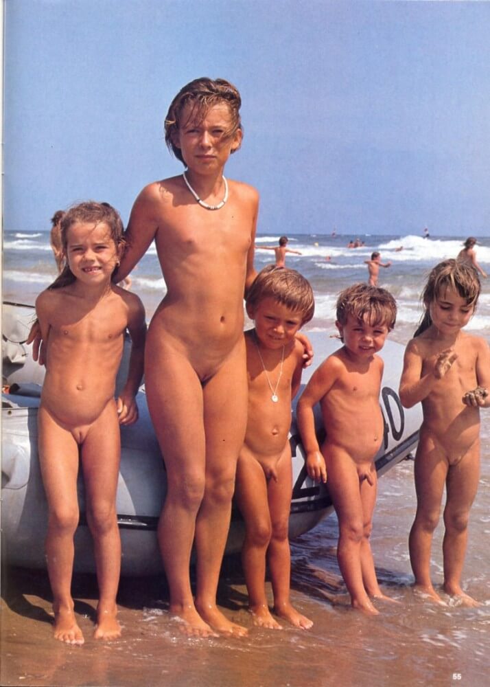 Jung und Frei Nr 2 - People find in this a way to understand that the naked body is part of nature and its beauty