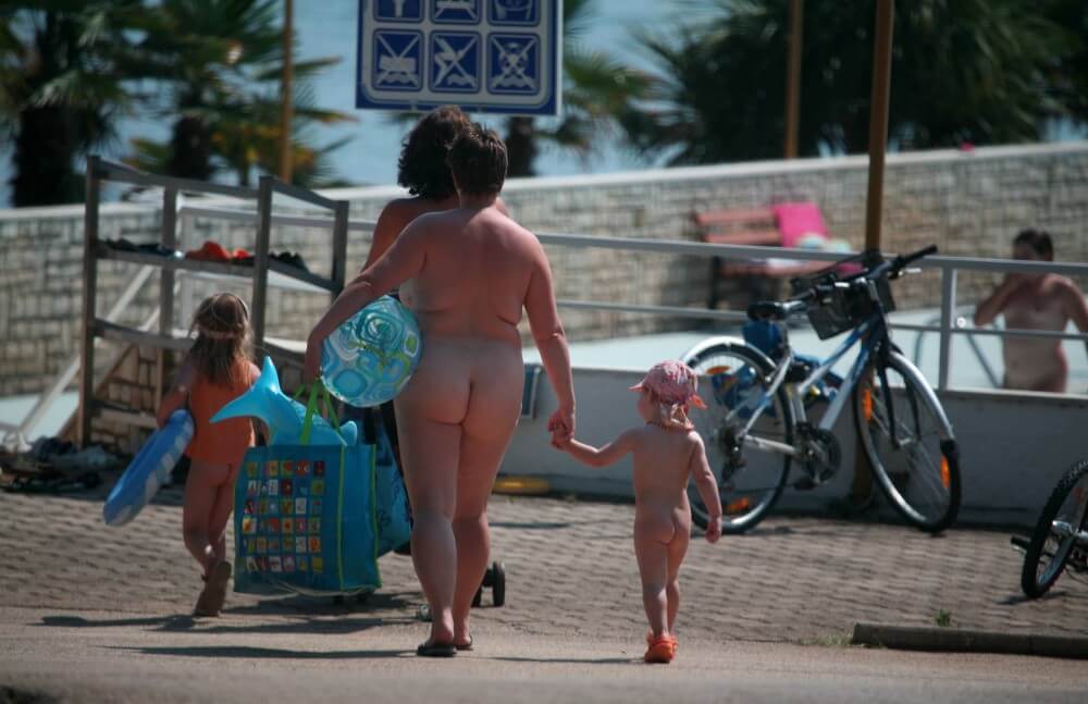 Pool Outskirt Nude Guests pics - Leaving the house while naked