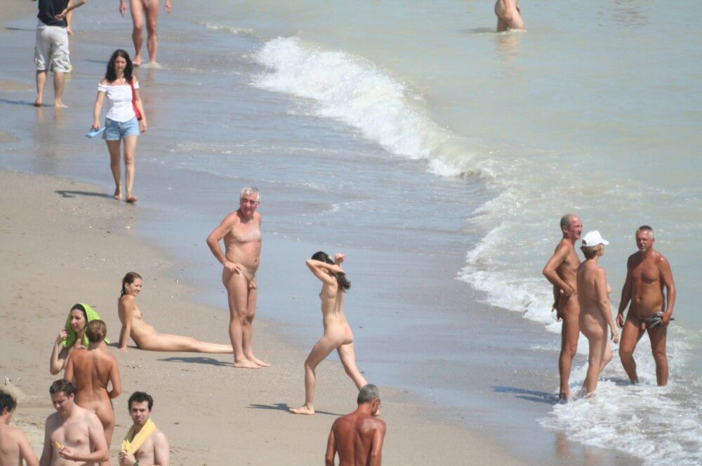 Costinesti Beach Groups pics - Naturists live freely and naturally
