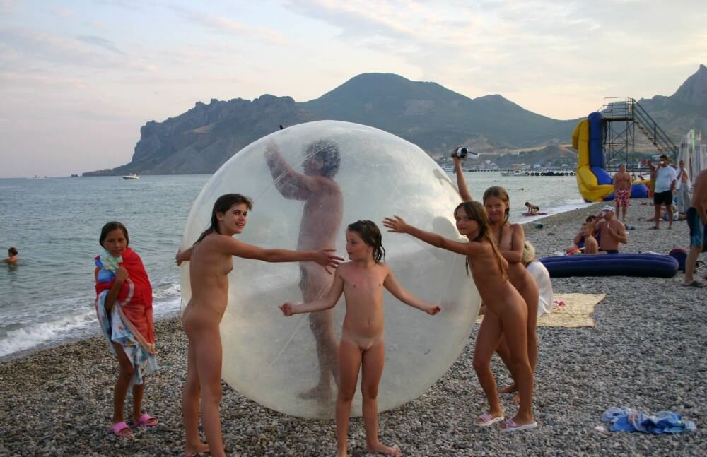 Pics Walk on the Beach Balloon - The naked body is an expression of freedom