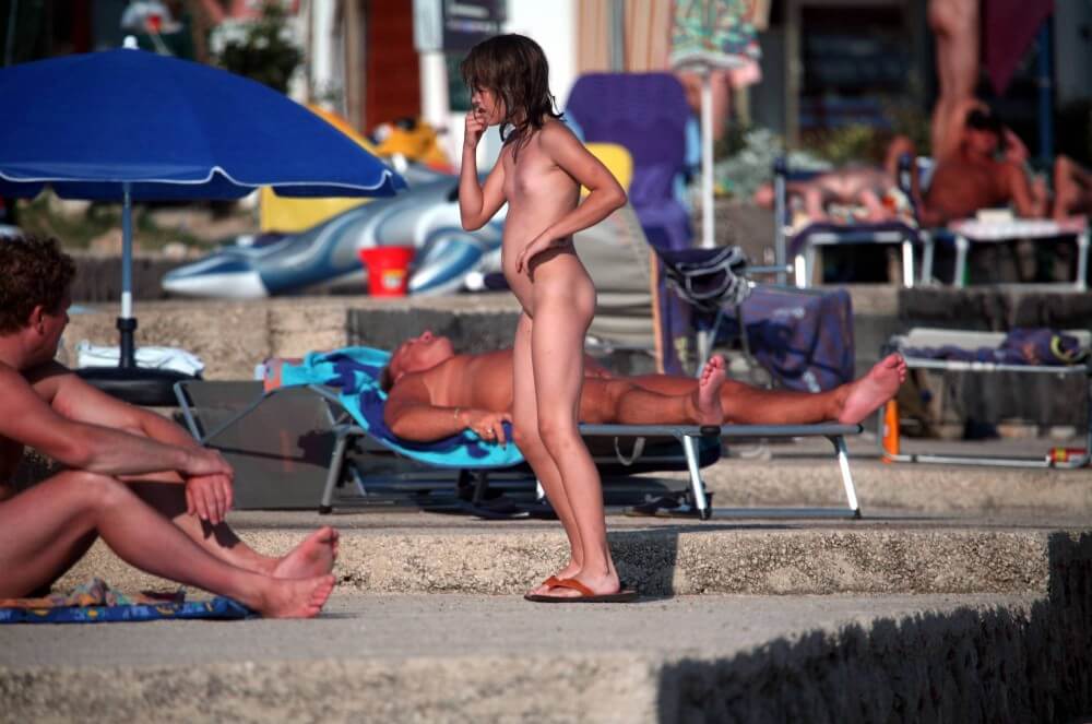 Girl Walk to Nudist Shower pics - Simplicity is an important part of naturists lives