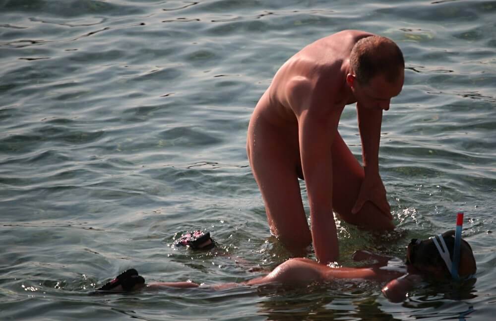 Father Floats His Daughter pics - Naturism teaches us to accept differences and imperfections without shame or insecurities