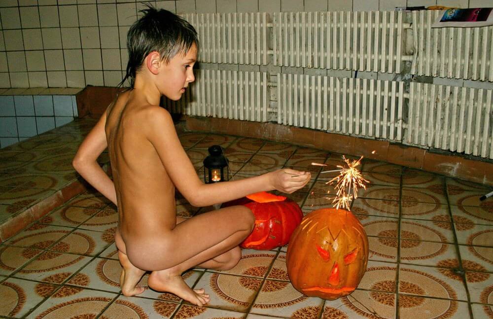 Naturism photo gallery # 20 - Harmony and balance are important in this nudist culture