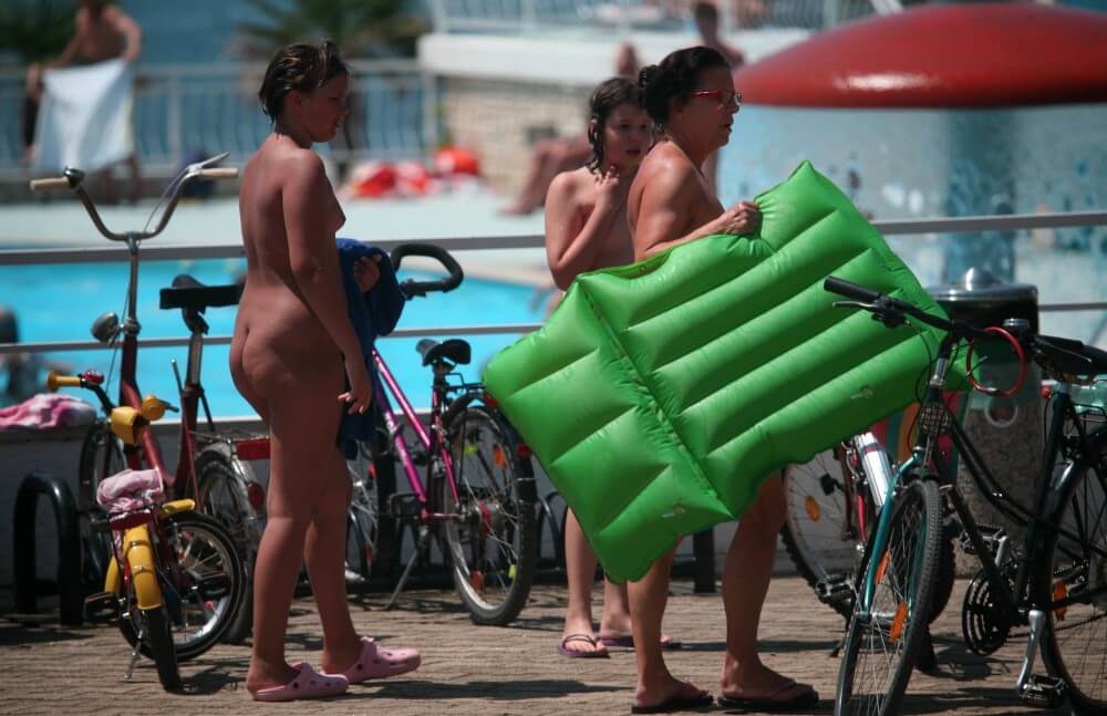 Outdoor Pool Sideliners pics - Nudism brings joy and pleasure