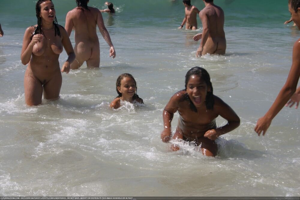 Brazil naturism photo set 4 - It helps people understand that the naked body is not an object to be judged